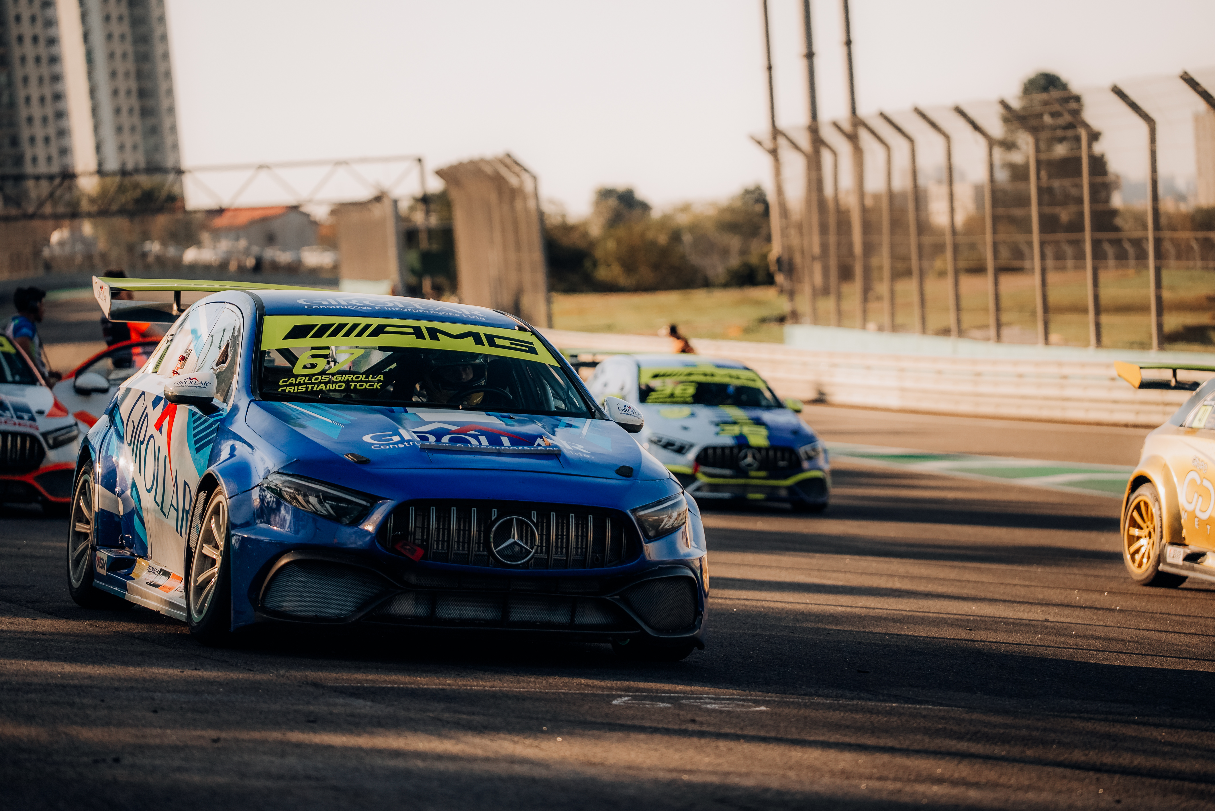 Carro de corrida com a marca beehive na lataria, em ação numa curva do Autódromo de Interlagos durante a AMG Cup Brasil.