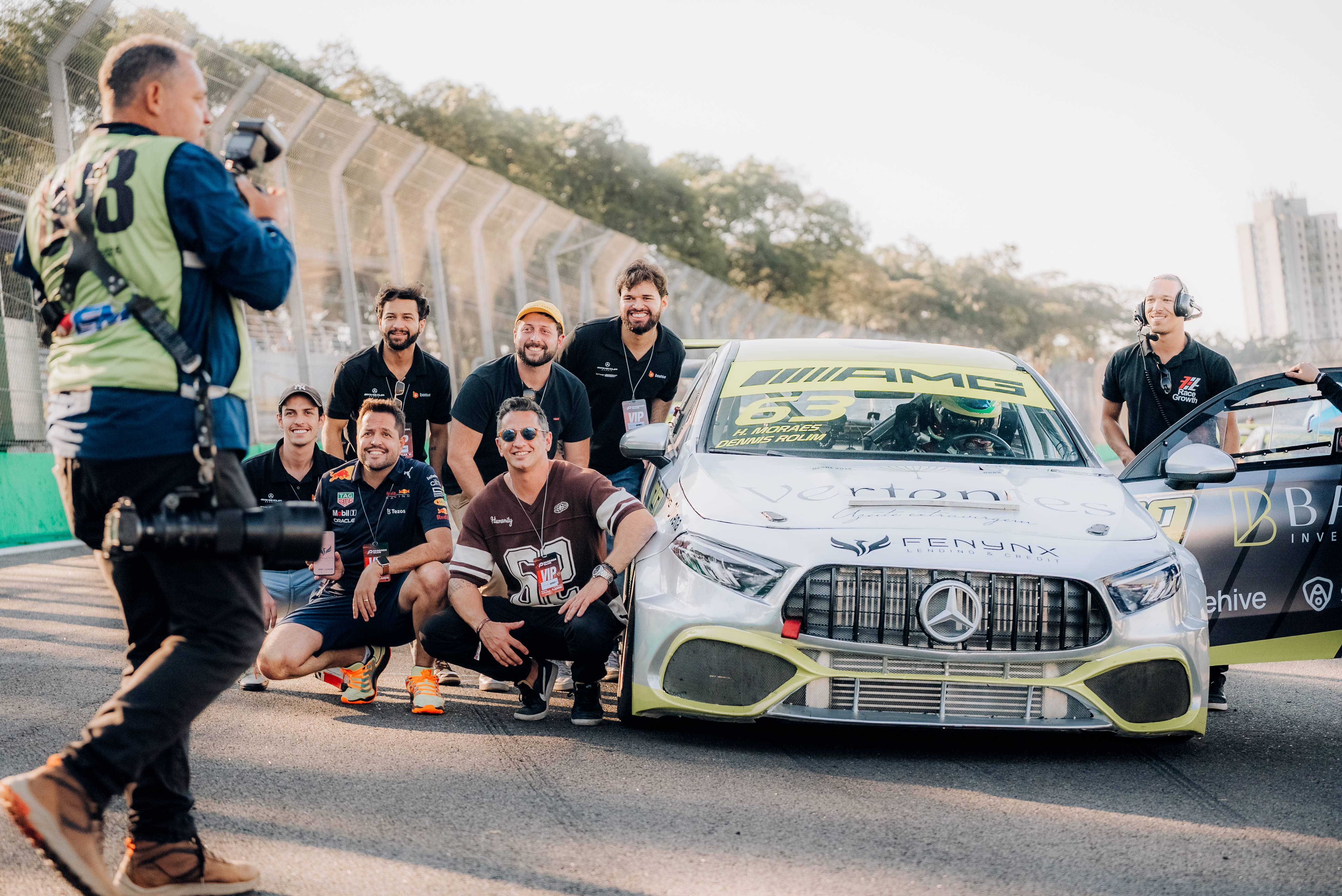 Os fundadores da Beehive e convidados do Grupo Barsi na pista de Interlagos, antes da largada.