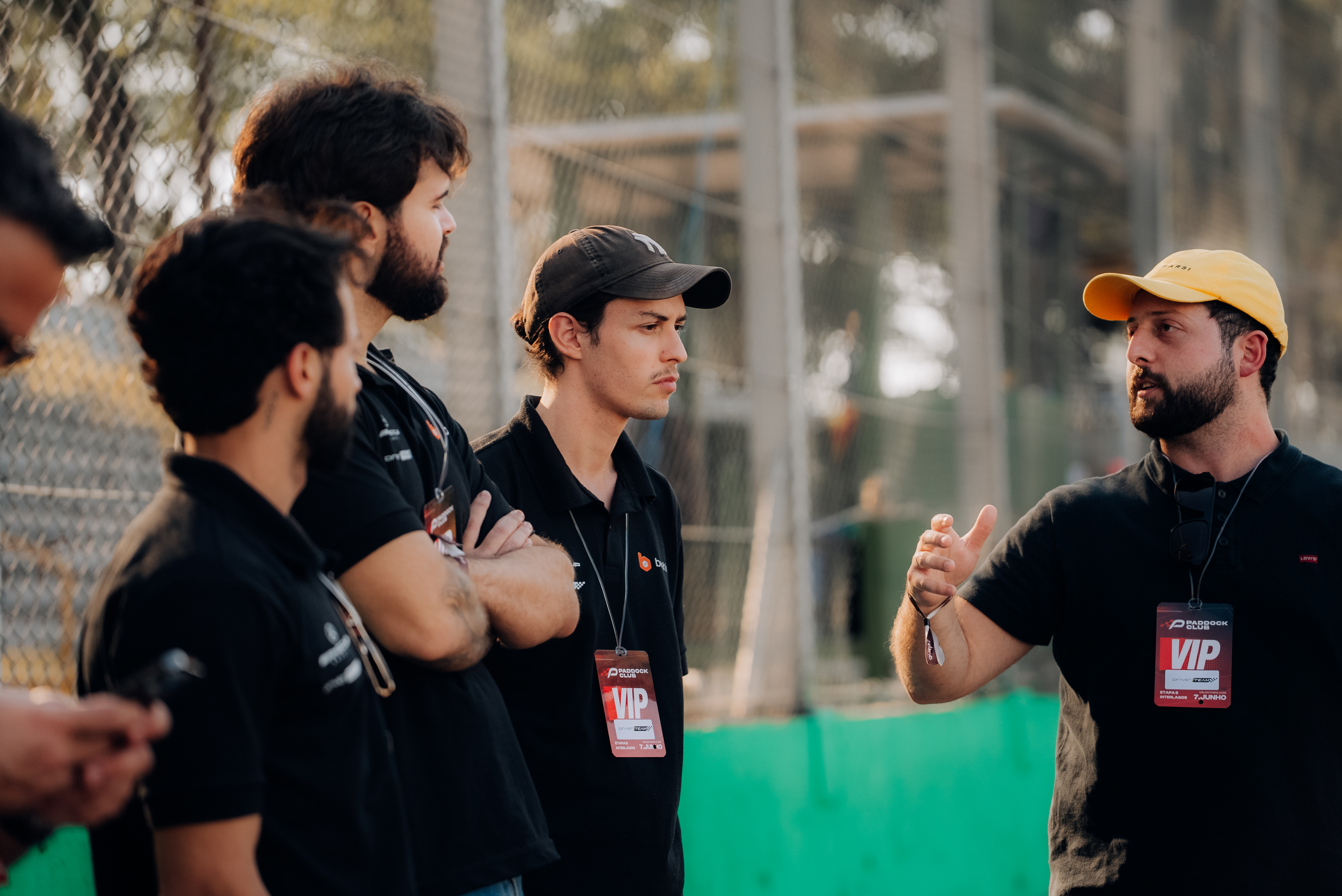 Murilo Barsi, de boné, conversando com a turma da Beehive na pista antes da corrida.